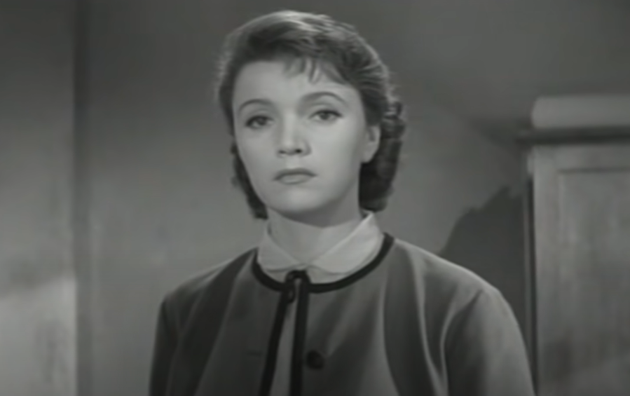 Светлана Панышко (Раиса Куркина), кадр из фильма "Время летних отпусков" (1960)