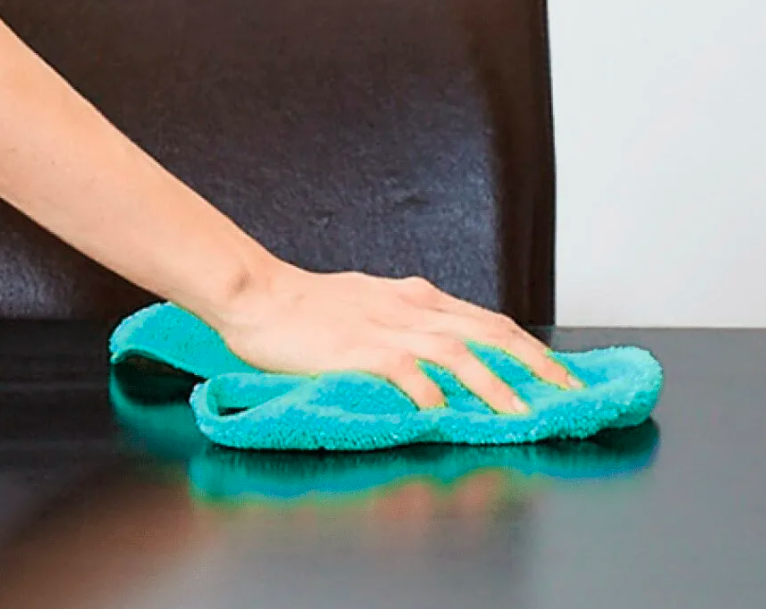 Clean the table. Варежка от пыли. Рука с тряпочкой. Рука с тряпкой на прозрачном фоне. Снилось сметать.