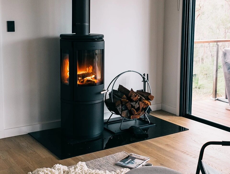 


Обычный костер имеет КПД порядка 1%, а камин, который можно назвать модифицированным костром, этот показатель увеличивает лишь до 5%. Так что задача камина XXI века — не полноценный обогрев, а эстетическое удовольствие, в редких случаях — разогрев или готовка еды.