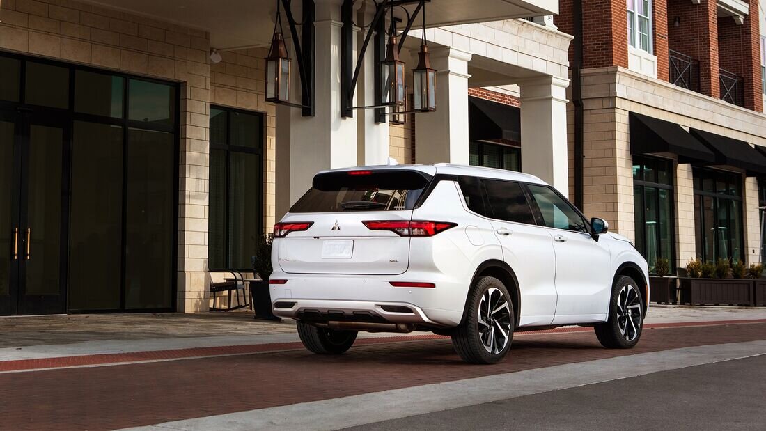 Новый Mitsubishi Outlander: задние стойки как бы оторвались от крыши.