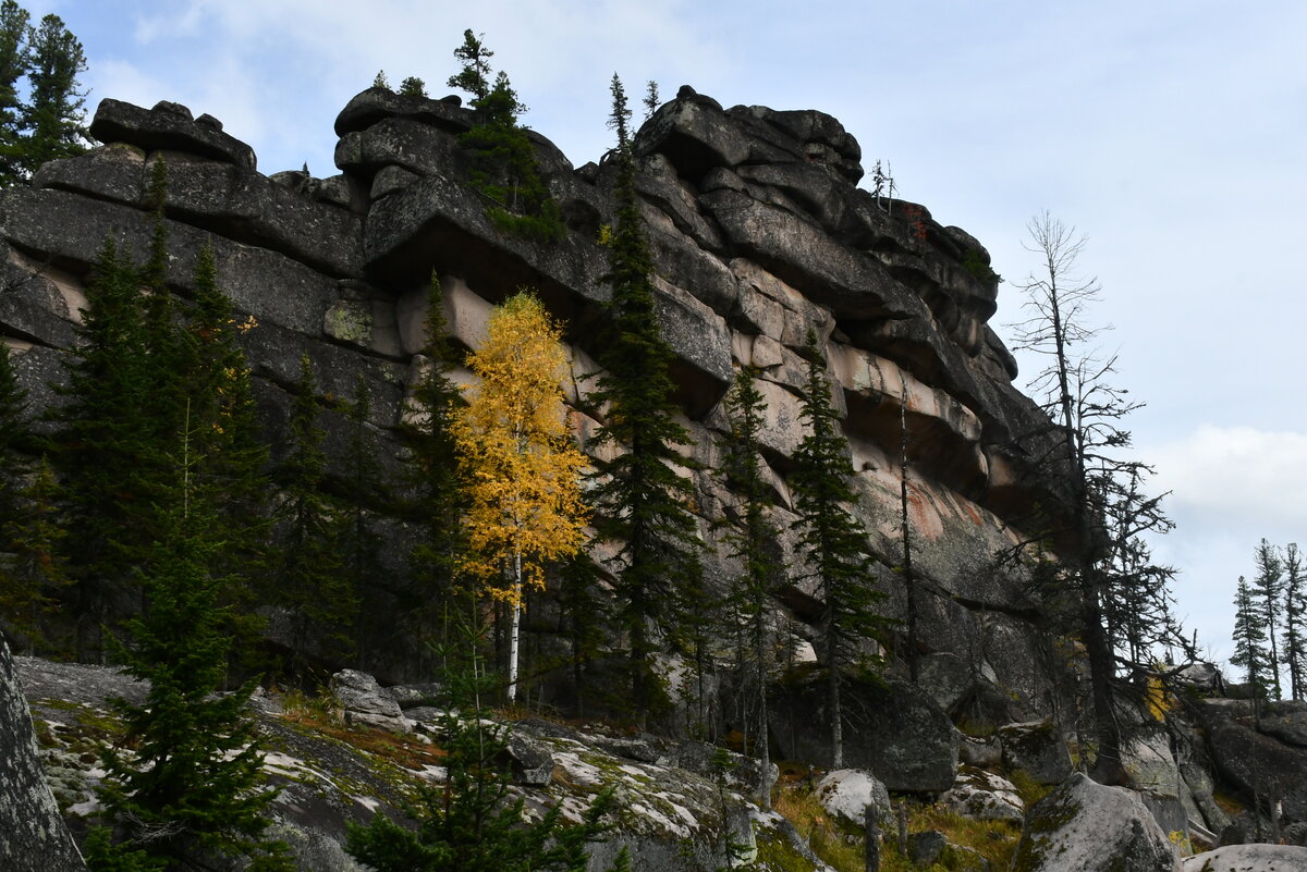 Как будто каменщик-великан выложил стену из гранитных плит, валунов.