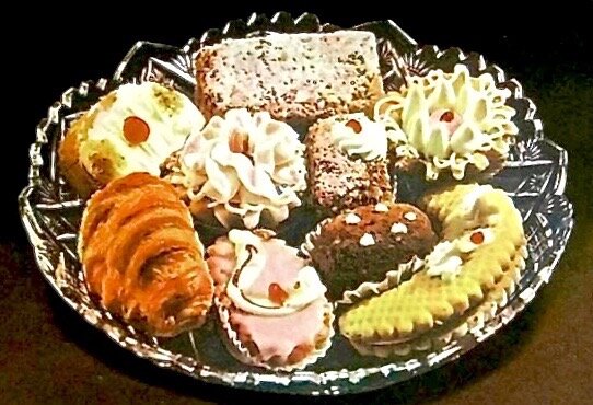 Ассортимент советских пирожных.