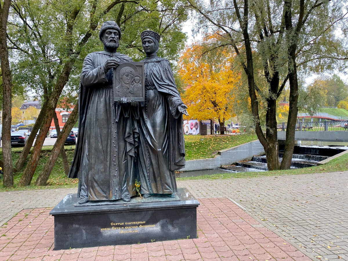 Памятник петру и февронии в рязани. Памятник Петру и Февронии Сергиев Посад. Памятник Петру и Февронии в Ангарске.