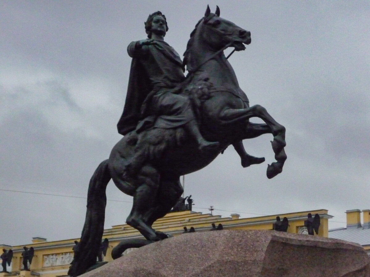Памятник Петру на Сенатской площади в Петербурге.