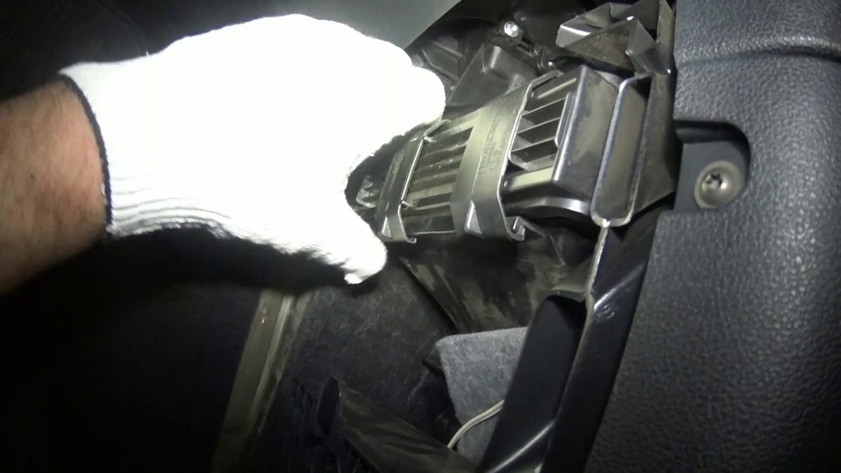 Skoda Rapid Kabinenluftfilter wechseln - YouTube