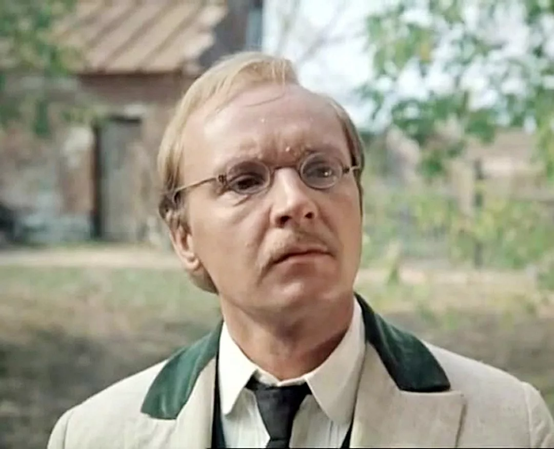 Андрей Мягков в роли бедного почтового чиновника в кинофильме "Жестокий романс"