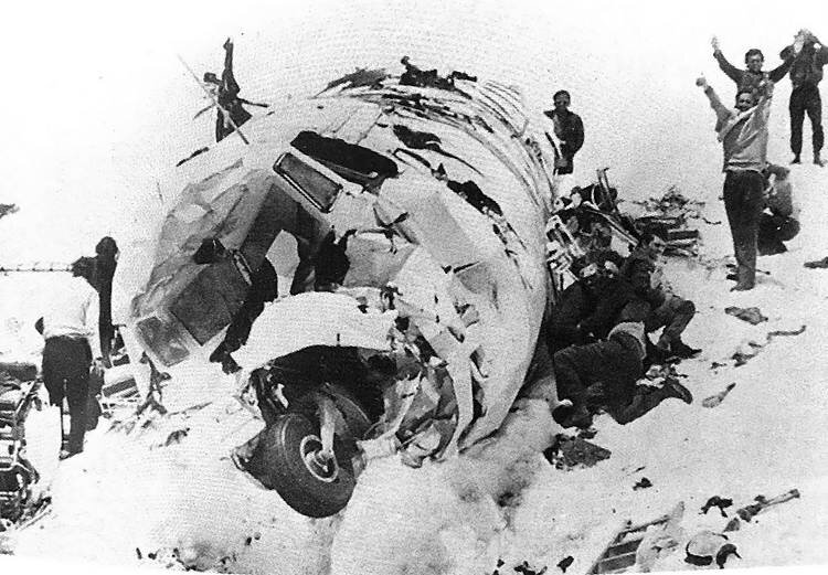 Обломки самолёта и выжившие пассажиры. Источник: wikipedia.org