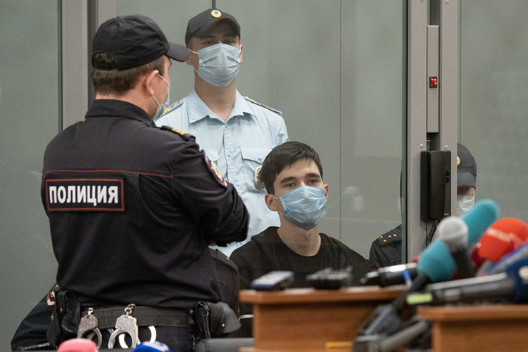 Первое место в рейтинге с небывалым ранее индексом заметности — 3769,34 — заняла драматическая трагедия в казанской гимназии №175. 11 мая, ни от кого не скрываясь и не прячась, с оружием наперевес туда пришел бывший выпускник 19-летний Ильназ Галявиев и хладнокровно начал палить по всем встречным