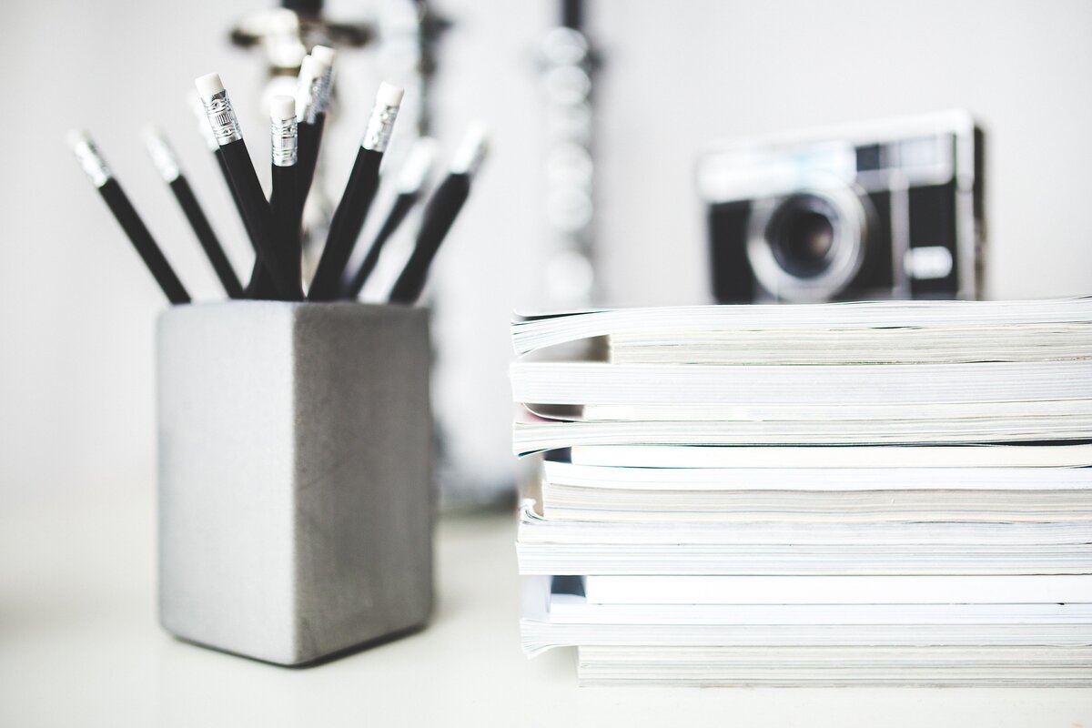 https://pixabay.com/ru/photos/карандаши-записные-книжки-куча-762555/