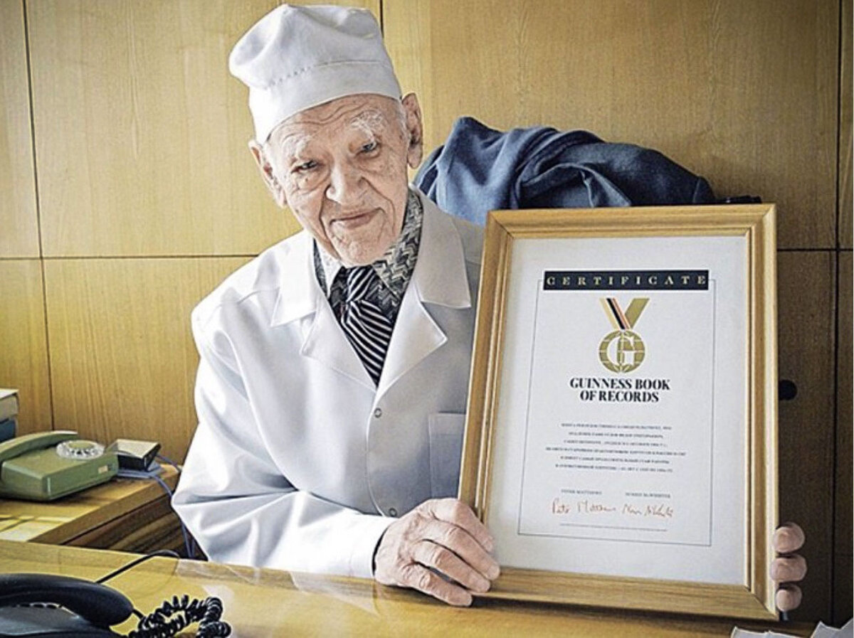 Федор Григорьевич с сертификатом Книги рекордов Гиннесса. Фото из открытых источников