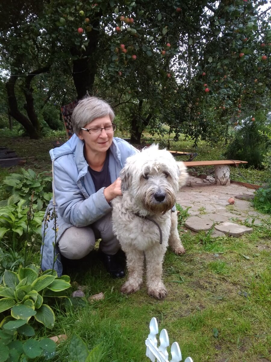 Татьяна Анатольевна и Рэя у себя в саду.