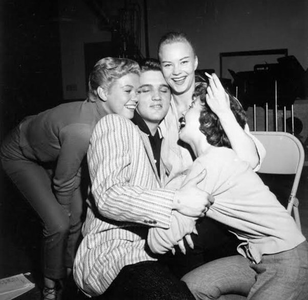 Элвис Пресли в компании девушек