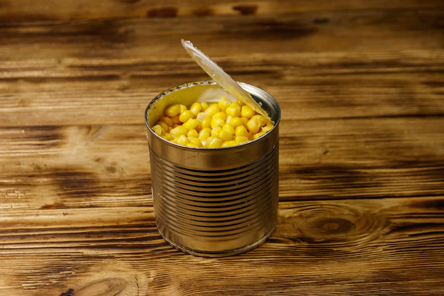 Слейте жидкость из банки и измельчите в блендере кукурузу.