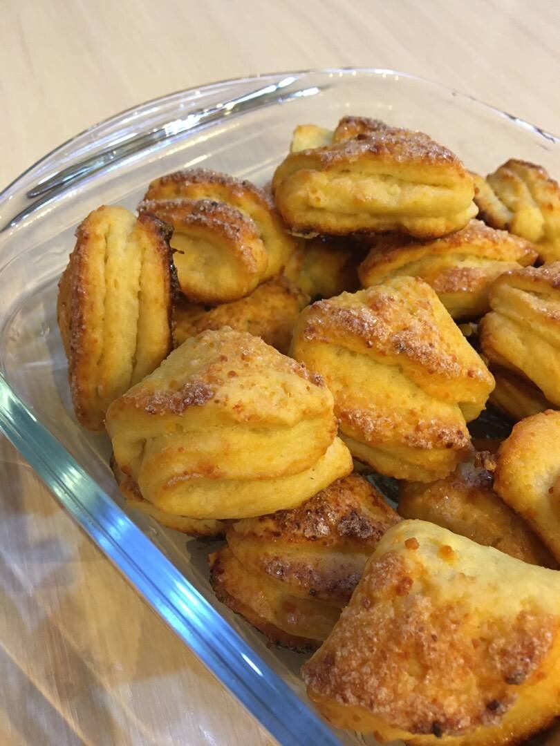 Рецепт ушки из творога печенье с сахаром. Творожное печенье ушки с сахаром. Печенье творожнве шишки. Печенье ушки из творога рецепт. Рецепт ушки из творога печенье с сахаром.