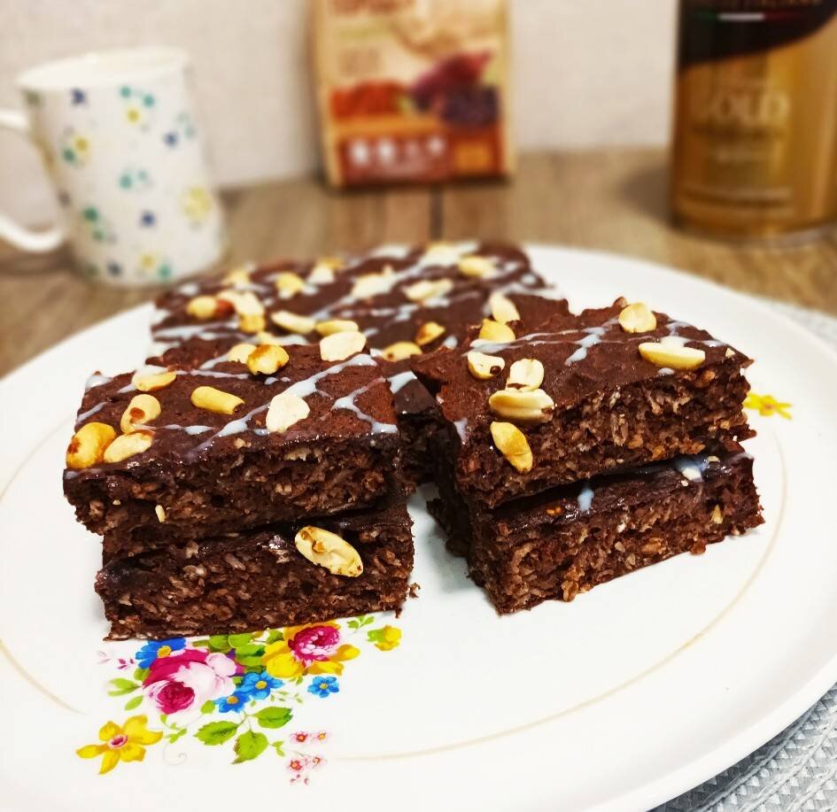 Торт со сметаной и бананом и шоколадной крошкой