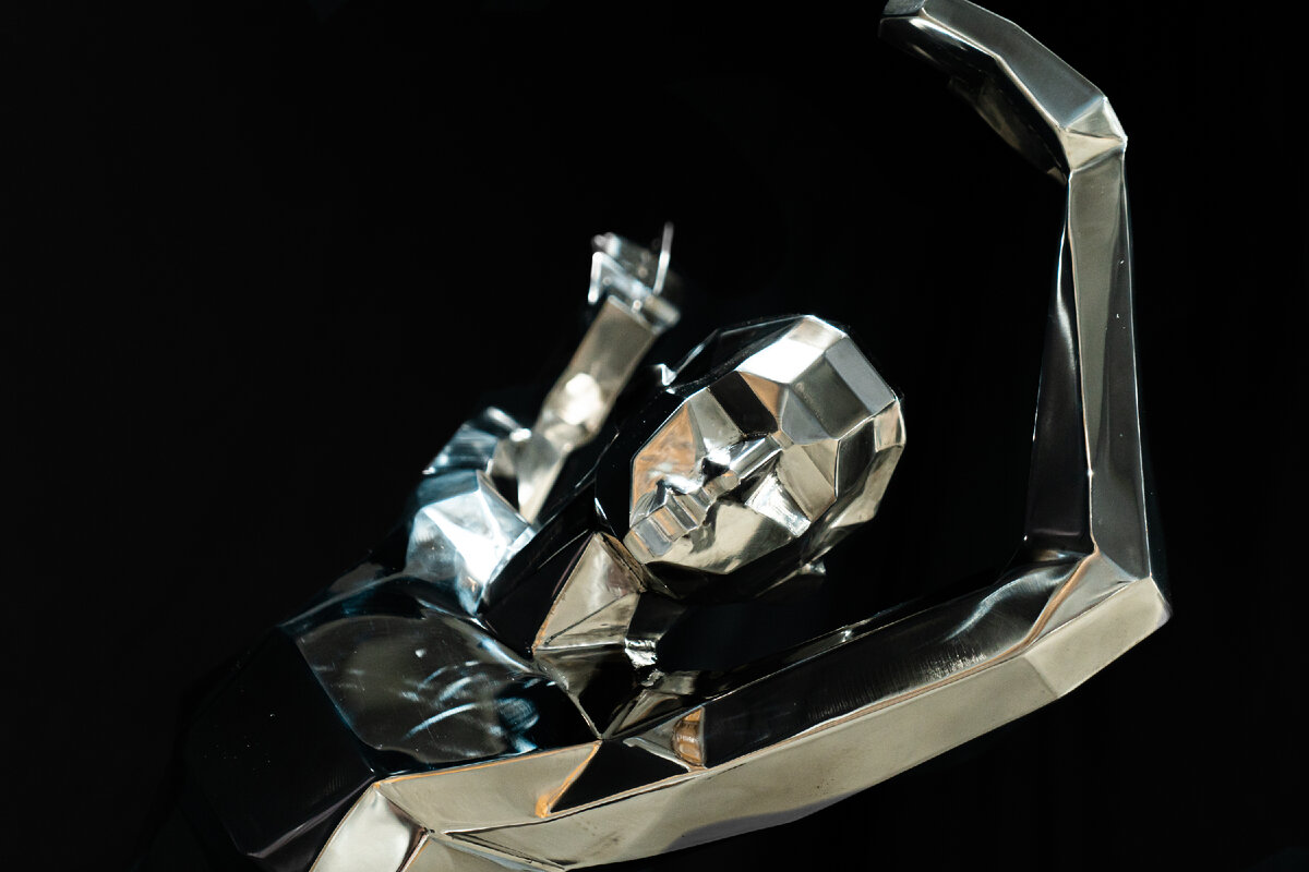 Скульптура «Фигуристка‎» из зеркальной стали