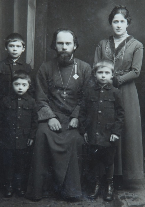 Протоиерей Александр Боярский с женой и детьми.
