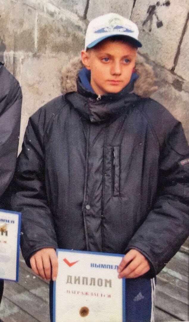 Не знал ещё тогда что диплом держат у груди )) а не внизу )) видать свою заляпанную куртку хотел больше показать чем его!)))