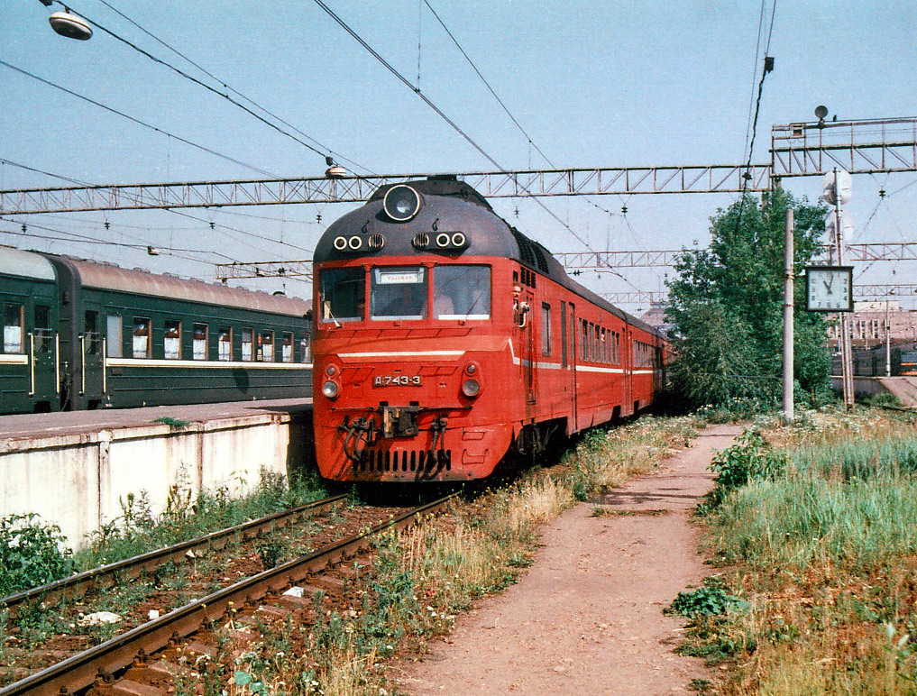 Д1 сообщением Узловая - Новомосковск - Москва, 1992 год, Павелецкий вокзал, фото http://www.train-photo.ru/details.php?image_id=99382&mode=search, автор Александр Шанин