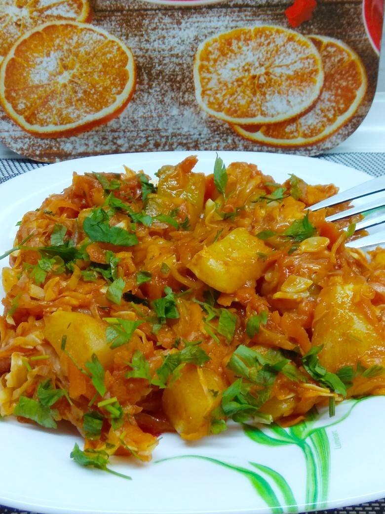 Овощное рагу из кабачков с капустой и картошкой