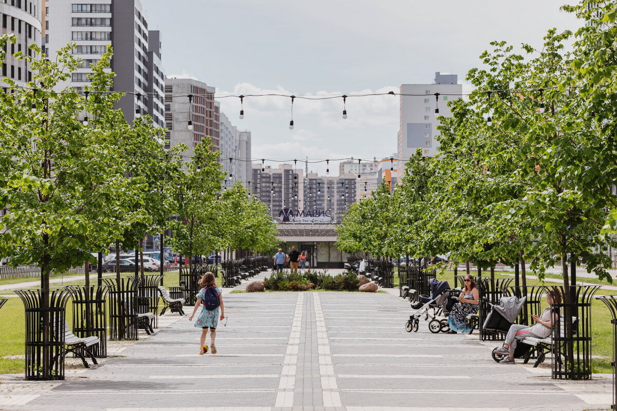 Еще один хороший признак: застройщик не только строит дома, но и благоустраивает улицы. Примером служит Екатерининская улица в Девяткино, где компания «МАВИС» создала пешеходную аллею.