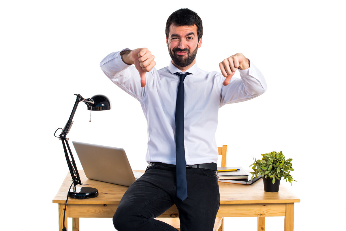 Источник https://ru.freepik.com/free-photo/businessman-in-his-office-doing-bad-signal_1201922.htm#query=%D0%BB%D0%BE%D0%B6%D1%8C&position=10&from_view=search
