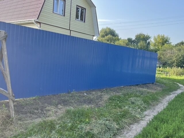 ВДОЛЬ ЗАБОРА ОБРАБОТАЛА ГЕРБИЦИДОМ, ЧТОБЫ ТРАВЫ НЕ БЫЛО