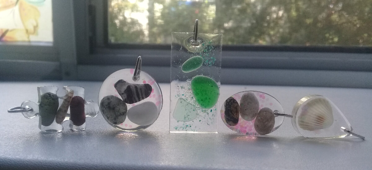 Наш морской набор (посередине кулон с камнями, а не со слаймами=)