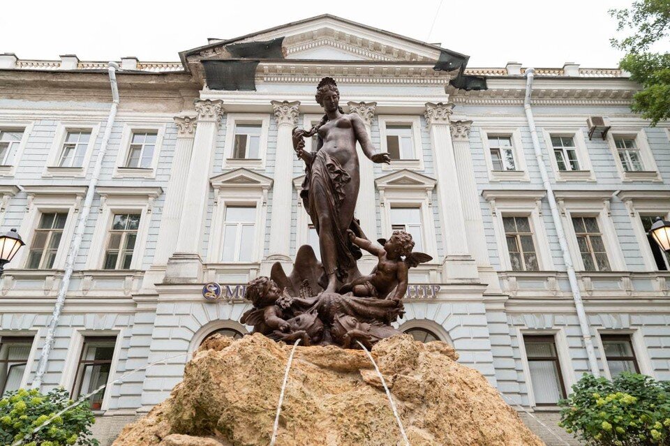     В сад Сан-Галли вернулась скульптурная группа фонтана «Рождение Афродиты» / Фото:Водоканал