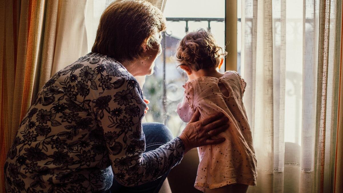    Бабушка с внучкой смотрят в окно:pexels.com