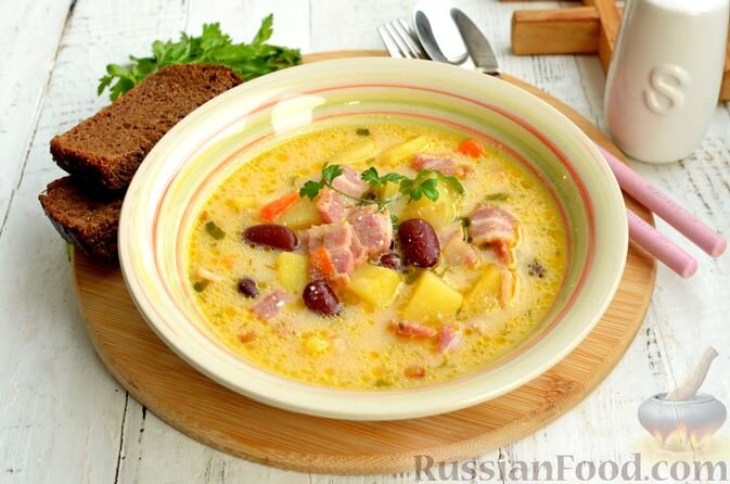 фасоль консервированная, бекон сырокопчёный, сыр плавленый, картофель, морковь, лук репчатый, масло растительное, соль, перец чёрный молотый, зелень петрушки, зелень укропа