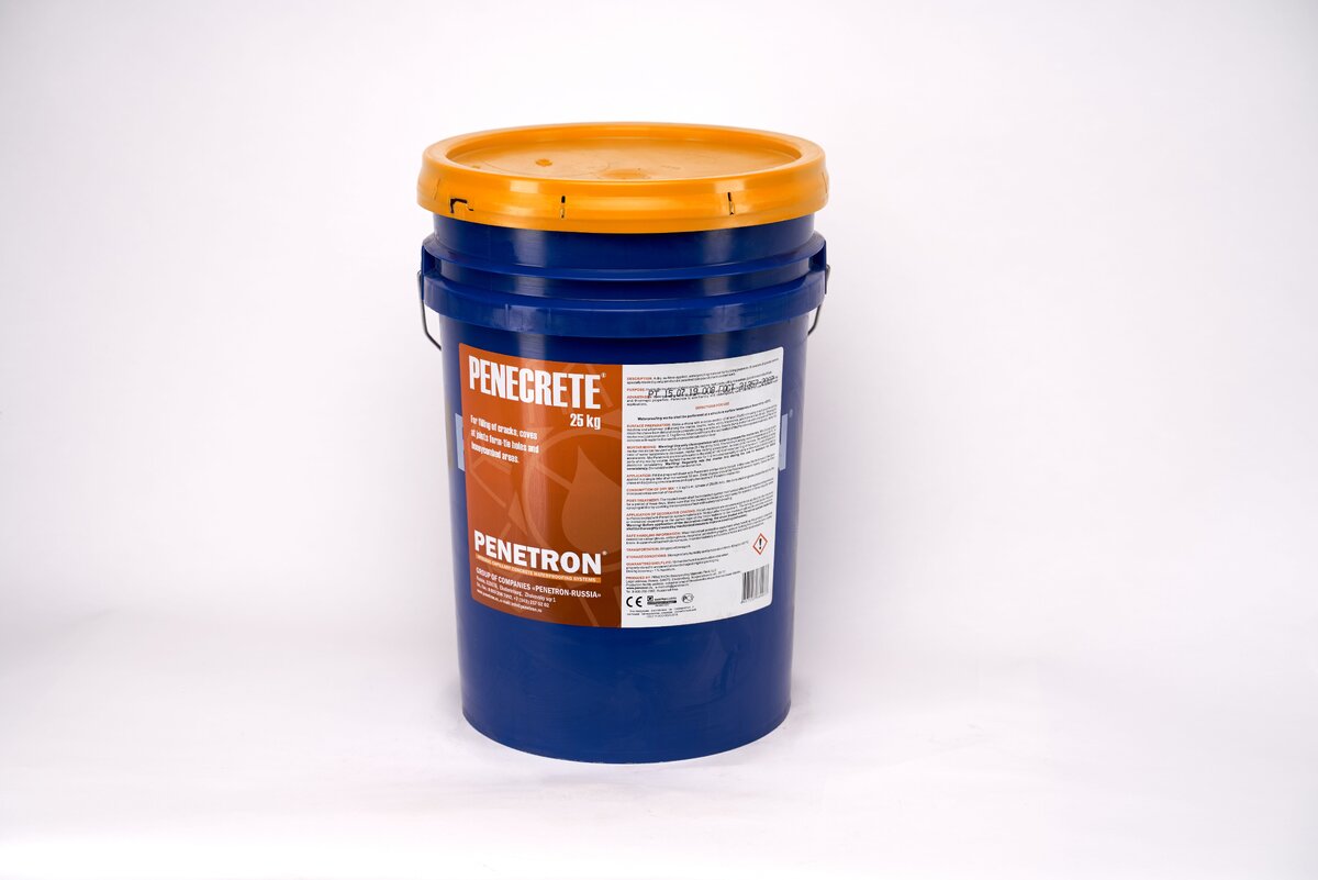 Зачем следует проводить гидроизоляцию бетонных частей здания? Застывший раствор имеет внутренние поры и микротрещины, через которые, в уже сформированную заливку, проникает влага, разрушая её изнутри. Кроме того, при стыковке различных частей строения с участием неоднородных материалов, например, цемента и дерева, очень важно, чтобы бетон не вытягивал и не впитывал влагу.