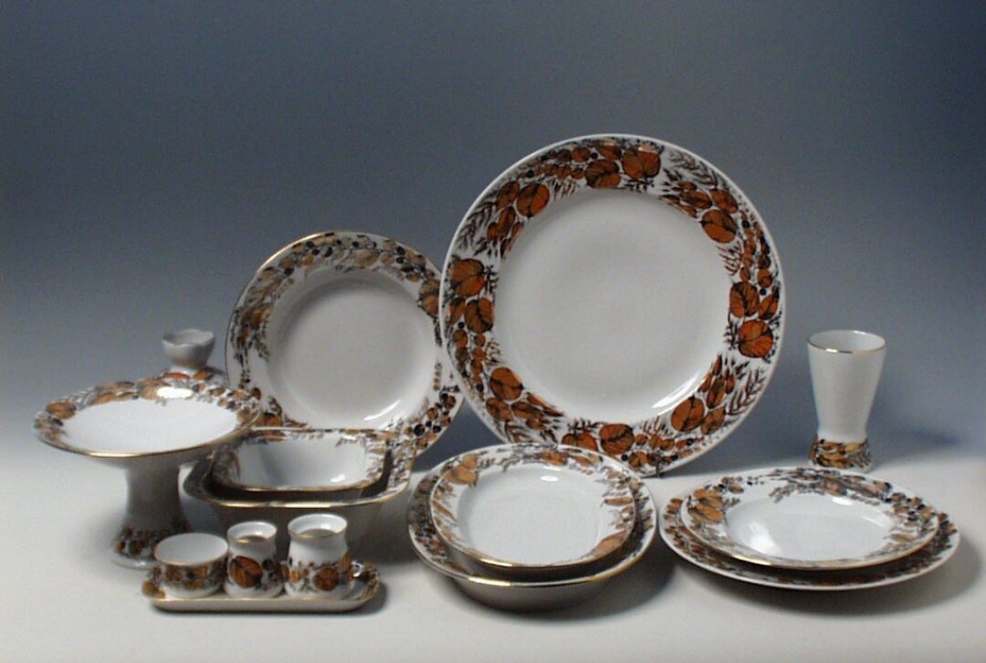 "Мой сад". Сервиз столовый. Автор рисунка Н.П. Славина, автор формы "Молодежная" А.А. Лепорская. 