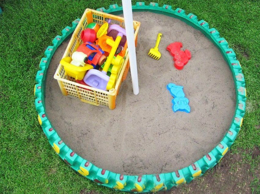 Детские площадки своими руками из подручных материалов. Поделки на детскую площадку. Песочница из резины. Песочница детская из покрышек. Детская песочница из колес.