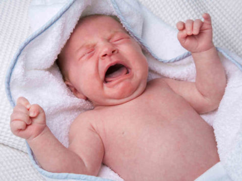  Ребёнок плачет от боли в горле, а не в животике