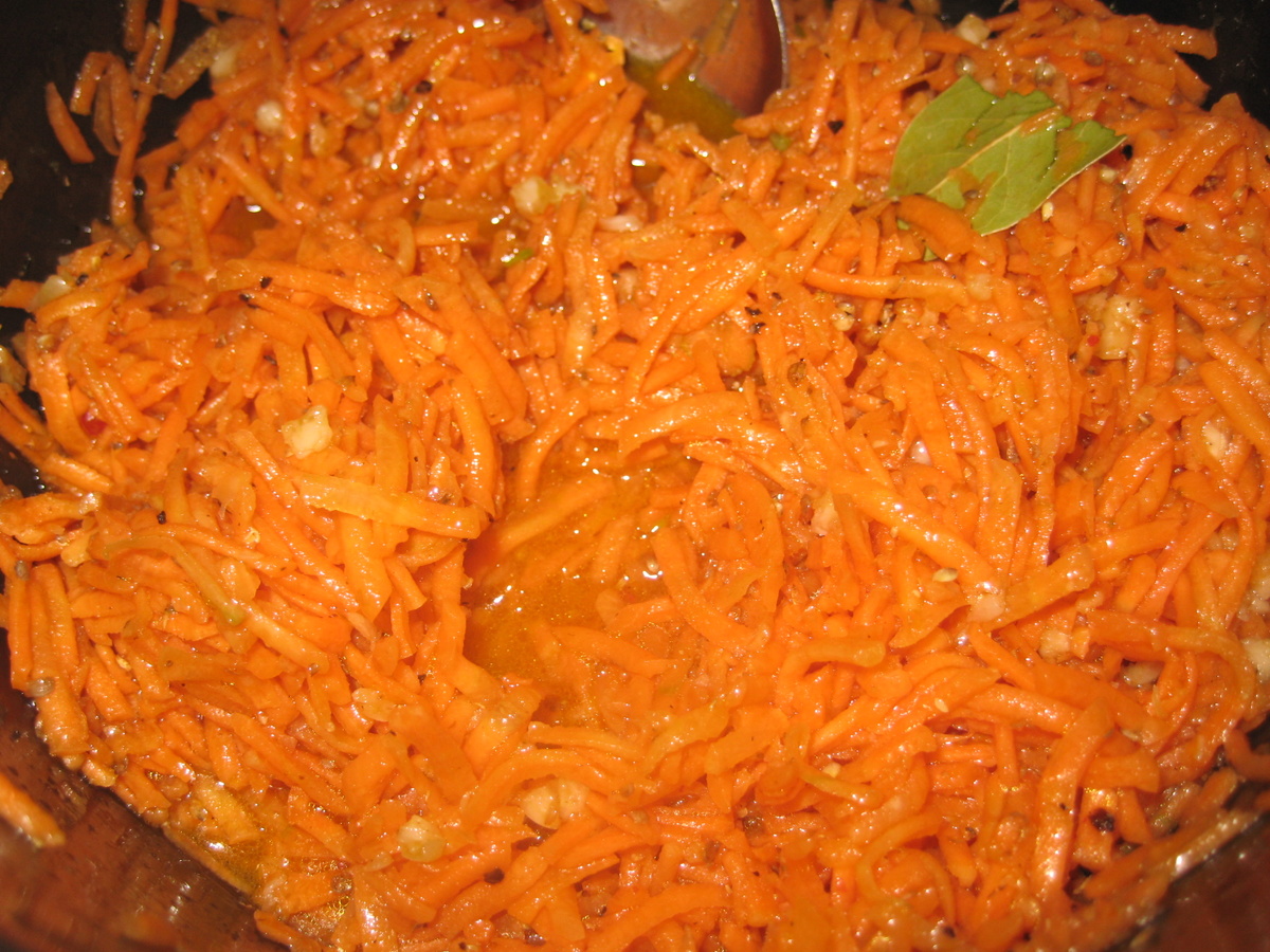 Морковь по-корейски - это отличная закуска и ингредиент для многих салатов. А чтобы не покупать в магазине морковь по-корейски, надо знать, как  приготовить вкусную морковь по-корейски самому.