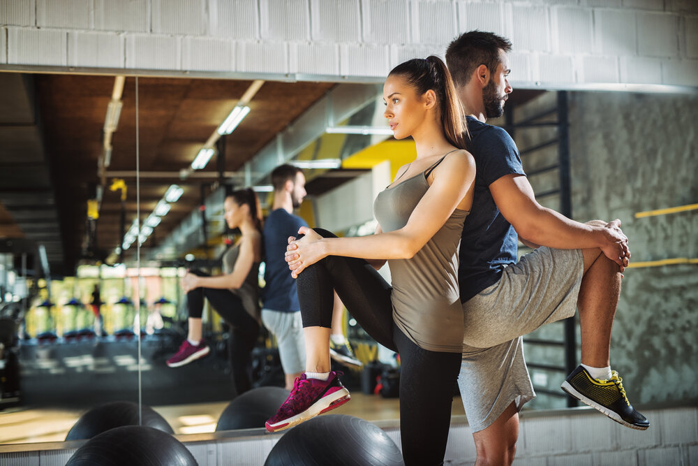 Люди занимаются спортом в спортзале