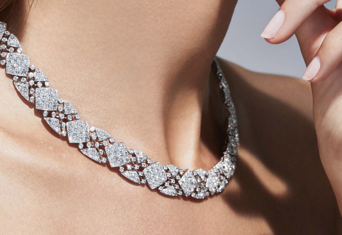 Колье Signature Surpiquée из белого золота с 728 бриллиантами общим весом 34,2 карата