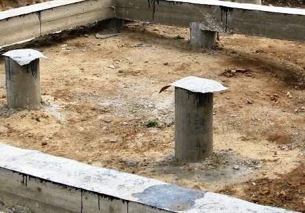  Сваи подходят для любого типа фундамента: их можно устанавливать как под монолитные плиты, так и под ленточный ростверк