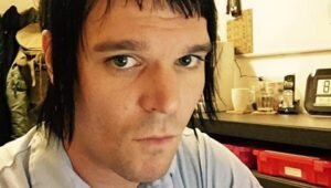 Актер Джон Пол Стюер, известный ролью в сериале «Стар Трек: Следующее поколение», умер в возрасте 33 лет. Об этом в Facebook сообщили члены группы P.R.O.B.L.E.M.S, солистом которой он был.
 Участники коллектива отметили, что работали со Стюером, выступавшим под псевдонимом Джонни Джуэлс, чуть больше года, но за это время дали множество концертов и выпустили лучший релиз в истории группы. «Мы потеряли певца, но, более того, мы потеряли друга», — отметили они.
 
 Отмечается, что Стюер скончался еще 1 января.