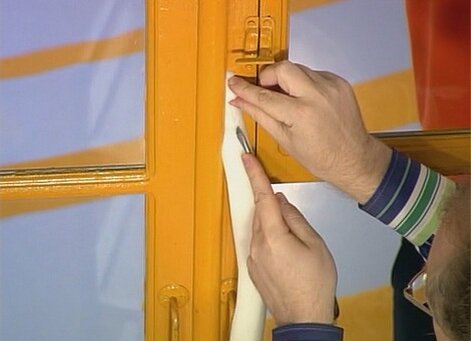 Сверху наклеиваются бумажные или тканевые полоски. В качестве клея можно использовать обычное мыло. Также для быстрого проведения работ подойдет и бумажный скотч.Утепляем старые окна ватой и бумагой