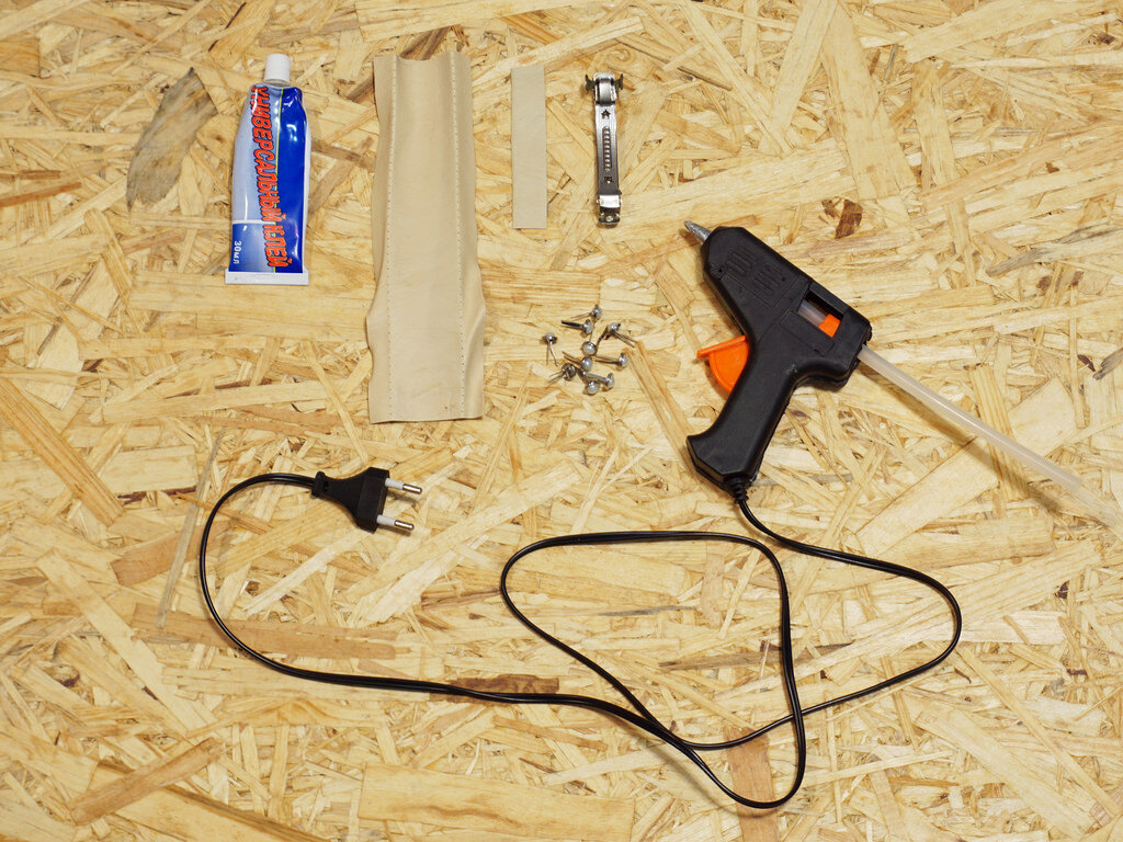 Сегодня в блоге новый DIY! В этот раз не одежда, а аксессуар для волос. Вы знаете, что я уже который год ношу прическу карэ и не изменяю ей:) Но раз в несколько месяцев, когда на улице дождь, волосы не укладываются, а передние несколько прядей постоянно прилипают к блеску на губах, мне хочется убрать их в пучок... Делаю заколку специально для таких случаев:) 