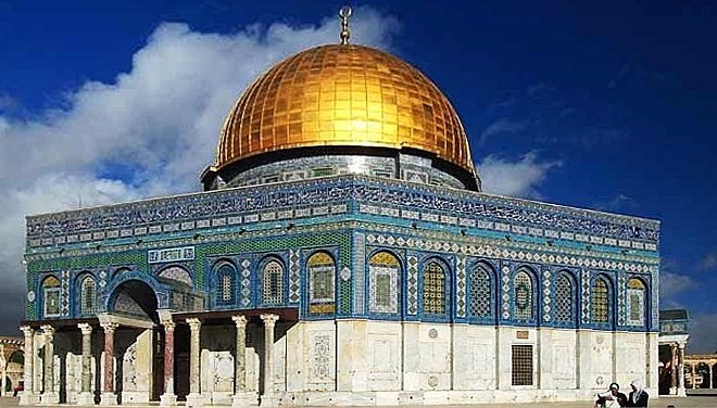Это знаменитый объект архитектуры, который находится в Иерусалиме. В каждым годом сюда приезжают все больше не только паломников, но и туристов. Стена известна всему миру.-2