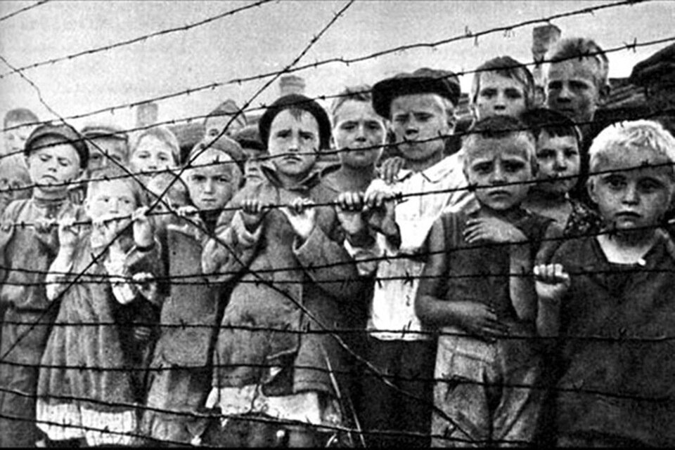Это фото, было сделано в другом лагере, "Аушвиц" в июле 1944, где точно такие же малолетние узники, того же этнического состава и возрастной группы, за точно такой колючкой  лагеря, были умерщвлены и.. сожжены. К сожалению, нацисты и их Латышские пособники своих жертв не фотографировали и других известных фотоиллюстрации - нет.