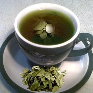 Листья брусники актуальны при заболеваниях суставов. Стакан отвара из них рекомендуется выпивать по половине стакана перед завтраком и до ужина. Для приготовления отвара заливают пару ложек листьев стаканом кипятка. На водяной бане томят 10 минут. Потом остужают.