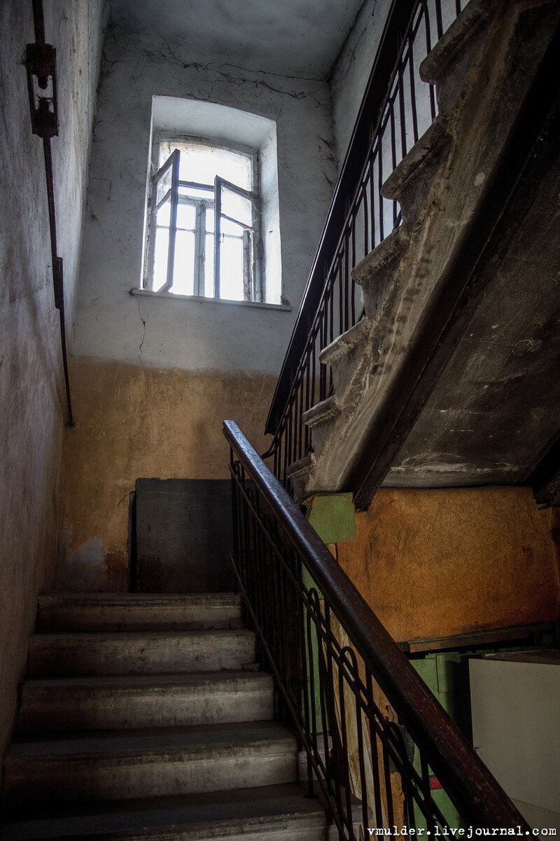 Вот такая готичная лестница в одном из подъездов. В душе не помню в каком. 

Фото 2. 
