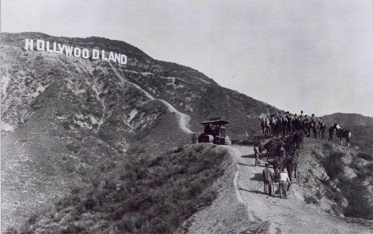 Рекламная вывеска Hollywoodland, установленная в 1923 году. Фото: obsessive-coffee-disorder.com
