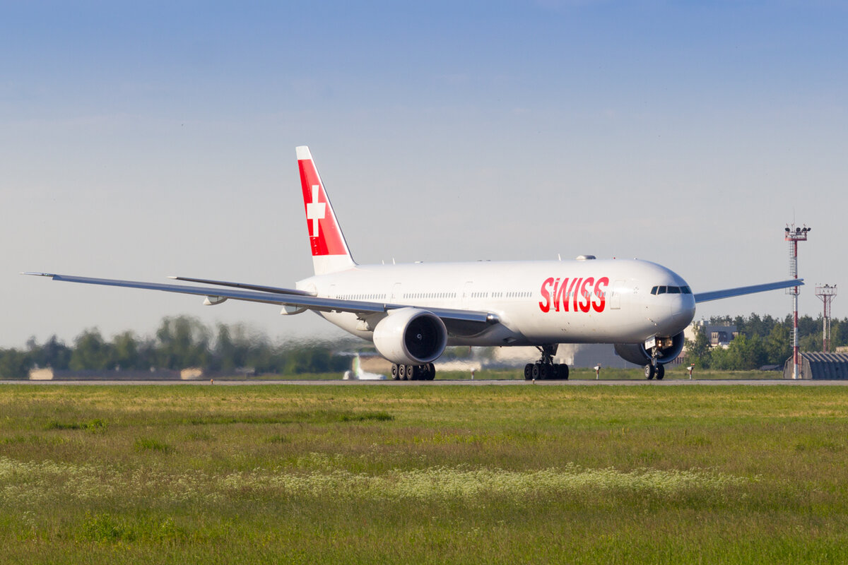 2.Boeing 777-300 HB-JNC Swiss