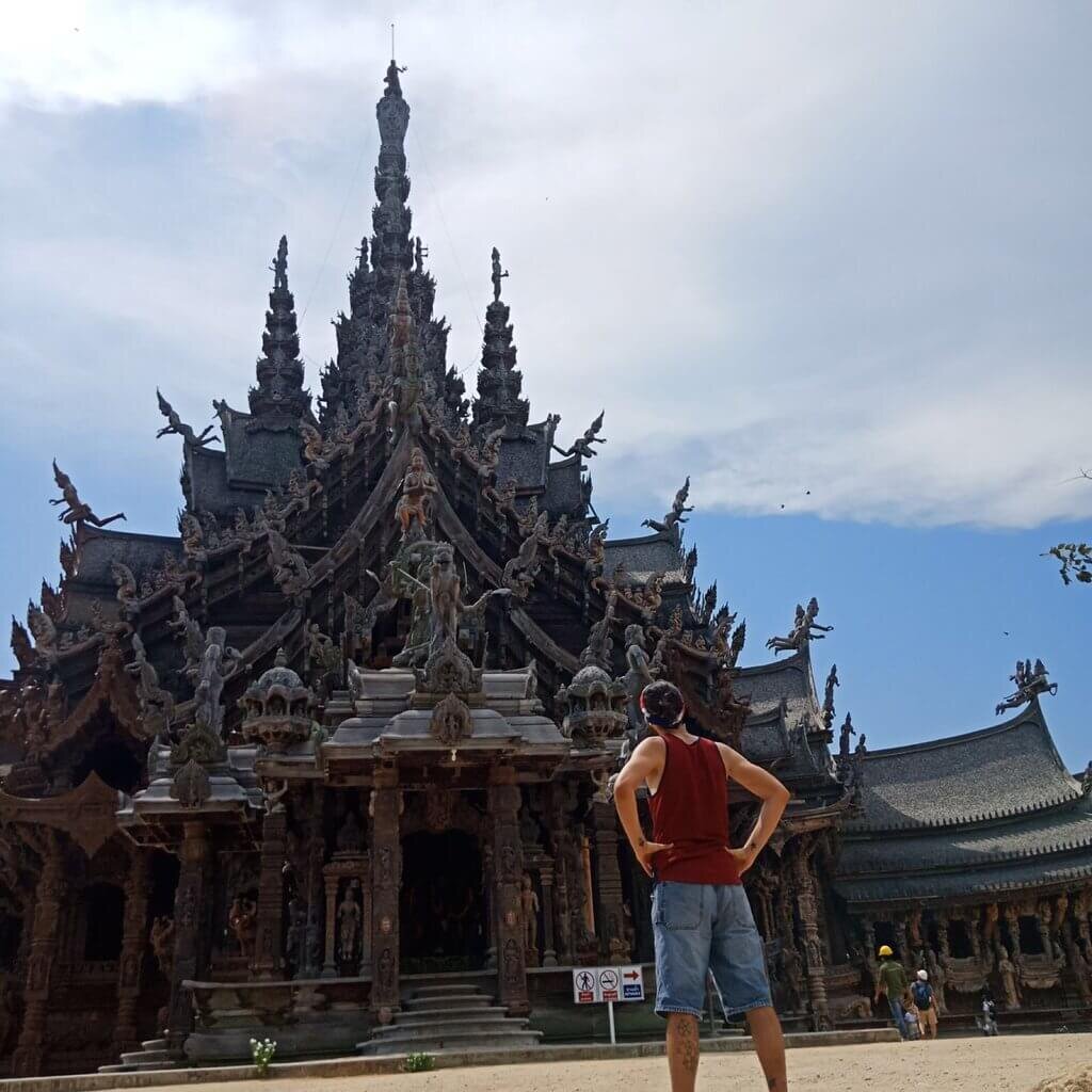 Храм истины Таиланда (Pattaya Temple of Truth) — это не классическое святилище, куда приходят тайские верующие, чтобы помолится, а скорее туристический объект. Строительство храма истины ведется с 1981 года. Да, именно ведется, так как храм еще не достроен до конца. Прямо как в легенде про дом Винчестеров, правда?