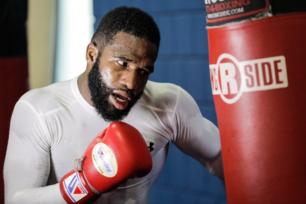 Почему борода и усы пугают пловцов